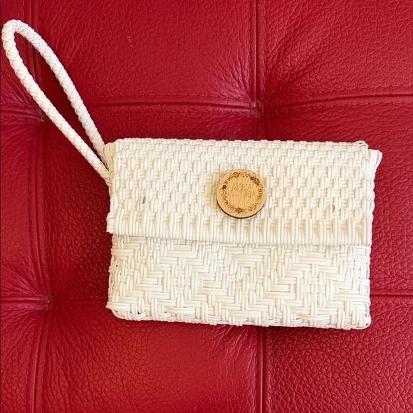 BNWT Maria Victoria Mono White Carlota Plastic Woven Straw Wristlet Clutch - Picture 2 of 10